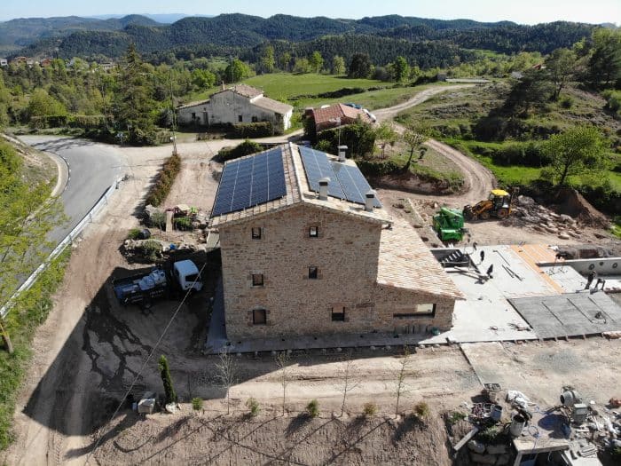 Instalación de autoconsumo solar en casa rural