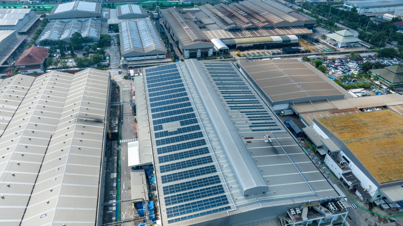 instalación solar en una nave industrial