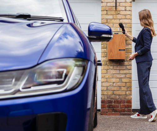 cargar un coche eléctrico con energía solar