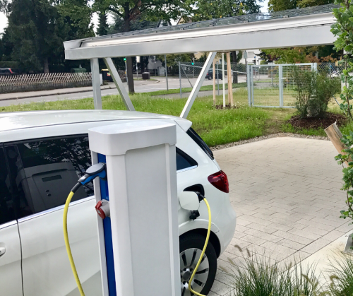 cargar un coche eléctrico con energía solar